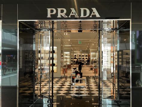 Prada: todo sobre la firma, un legado de estilo y sofisticación que 